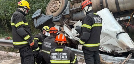 Motorista morre ap&oacute;s carreta carregada com sucata tombar na rotat&oacute;ria entre a Ramon Gomez e a BR-262