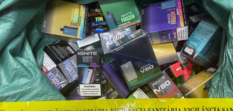 Opera&ccedil;&atilde;o apreende mais de 2,2 mil medicamentos irregulares e vapes em transportadora de Campo Grande