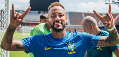 Neymar mostra chuteira com nomes dos filhos antes do jogo contra o Jap&atilde;o