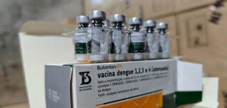Governo interrompe aplica&ccedil;&atilde;o de vacina contra dengue ap&oacute;s investiga&ccedil;&atilde;o de casos graves de rea&ccedil;&otilde;es