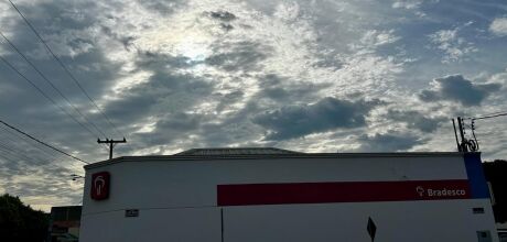 Ter&ccedil;a-feira come&ccedil;a com tempo fresco, mas calor volta &agrave; tarde e tempo seco predomina em Coxim
