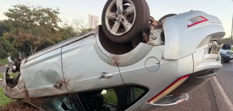 Motorista capota carro ap&oacute;s atingir buraco na Avenida Gury Marques, em Campo Grande
