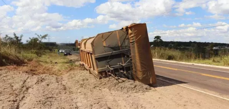 Compartimento de caminh&atilde;o tritrem tomba na BR-262 e carga fica espalhada &agrave;s margens da rodovia

