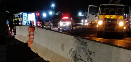 Colis&atilde;o contra barreira de concreto deixa motociclista gravemente ferido na BR-163