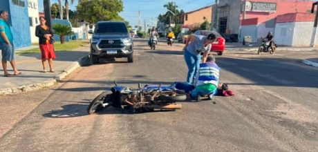 Jovem fica ferida ap&oacute;s colis&atilde;o entre motocicleta e caminh&atilde;o em cruzamento de Coxim
