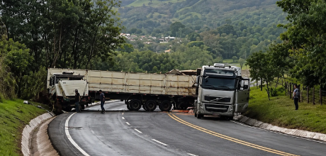 Carreta perde tra&ccedil;&atilde;o na subida, desce de r&eacute; e provoca colis&atilde;o na BR-060, em Camapu&atilde;
