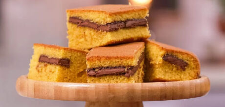 Bolo de cenoura que sai  recheado do forno