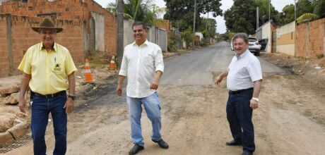 Senador Nelsinho Trad garante R$ 429 mil para obras de asfalto e drenagem em cidades do interior