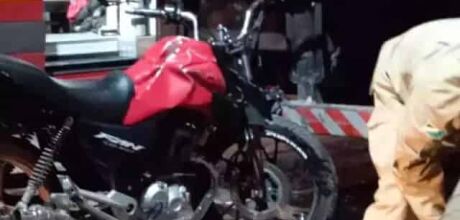 Jovem morre ao empinar moto e bater em carro estacionado