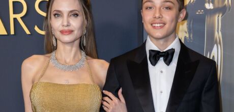 Filho de Angelina Jolie rouba a cena em premiação com a mãe