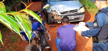 Colisão frontal entre moto de trilha e carro deixa duas pessoas feridas próximo ao Córrego Fortaleza