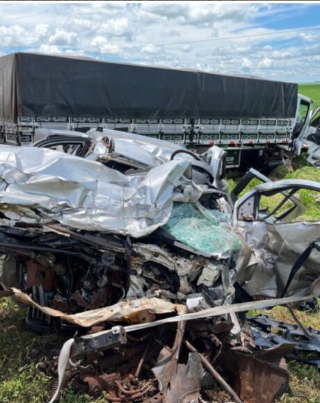 Tr&ecirc;s pessoas morrem em acidente entre caminh&atilde;o e camionete na BR-163, em Sonora