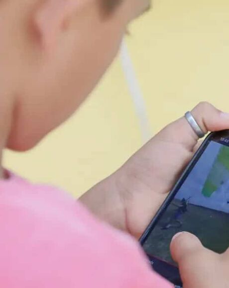 Senado aprova projeto para restringir uso de celular em escolas
