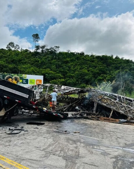 Motorista de carreta envolvido em acidente com 39 mortes fugiu, diz PRF
