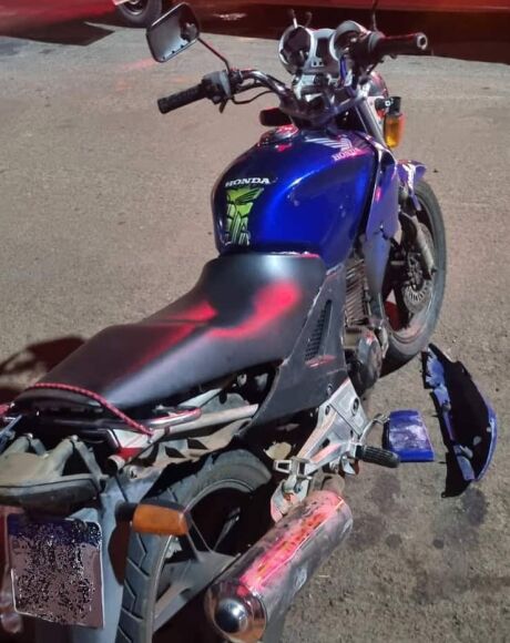 Colis&atilde;o em caminhonete estacionada deixa motociclista com fratura exposta, em S&atilde;o Gabriel do Oeste