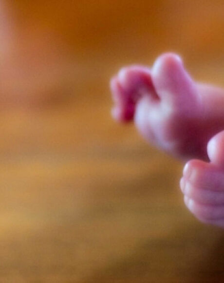 Pais s&atilde;o presos ap&oacute;s beb&ecirc; de 2 meses ser queimado com cigarro e agredido em Parana&iacute;ba
