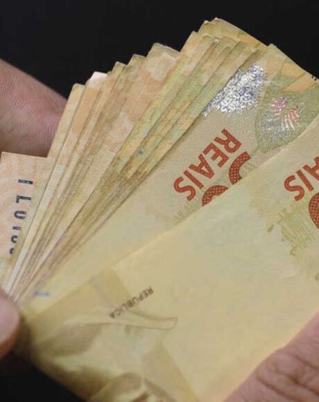 Sal&aacute;rio m&iacute;nimo sobe R$ 106 e vai impactar sal&aacute;rios a partir de fevereiro do ano que vem