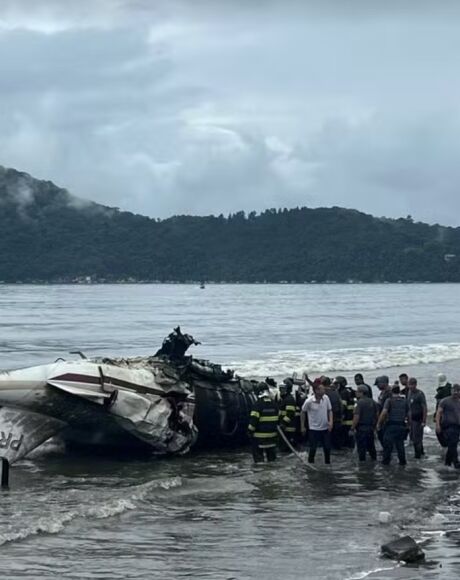 Jatinho ultrapassa a pista do aeroporto de Ubatuba, vai parar na praia e explode; duas pessoas morre