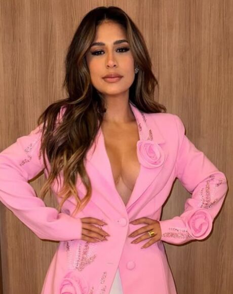 Simone Mendes faz cirurgia est&eacute;tica e se afasta dos palcos