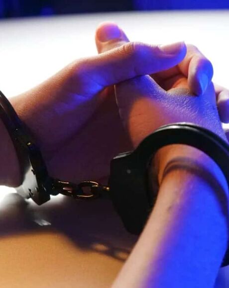 Mulher &eacute; detida ap&oacute;s ferir companheiro e filho com faca em Rio Verde

