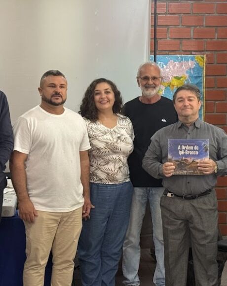 Biblioteca P&uacute;blica de Coxim recebe doa&ccedil;&atilde;o de
livros em evento cultural