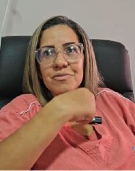 "Ele olhava nos meus olhos e me esfaqueava", relembra mulher que sobreviveu ao ataque 