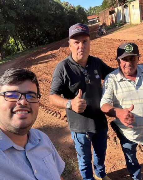 Vereador Yhgor Chagas acompanha o in&iacute;cio da recupera&ccedil;&atilde;o de diversas ruas sem asfalto em Rio Verde