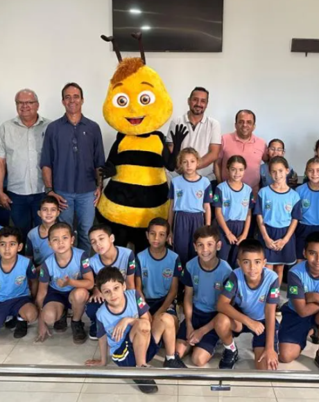 Vereador Robinho e demais vereadores recebem alunos da Escola C&iacute;vico-Militar Aurelino Ata&iacute;de 