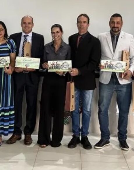 Secret&aacute;ria Josy Madruga entrega convite da 49&ordf; Expoverde aos
vereadores de Rio Verde