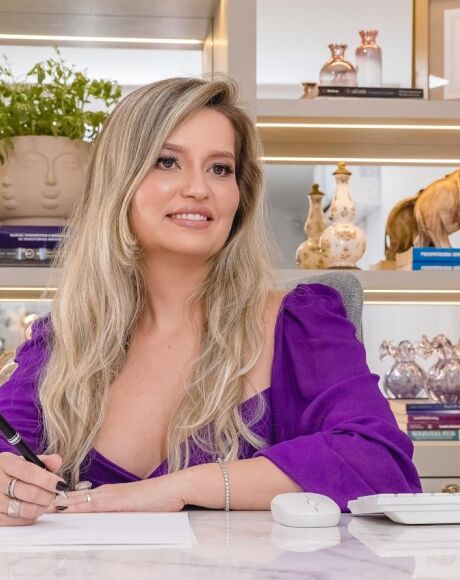 A m&eacute;dica, a m&atilde;e e a mulher por tr&aacute;s do jaleco: A inspiradora trajet&oacute;ria da psiquiatra Camila Molina 