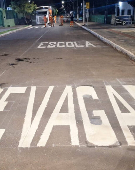 Governo refor&ccedil;a sinaliza&ccedil;&atilde;o de tr&acirc;nsito em Coxim com aten&ccedil;&atilde;o especial para &aacute;reas escolares