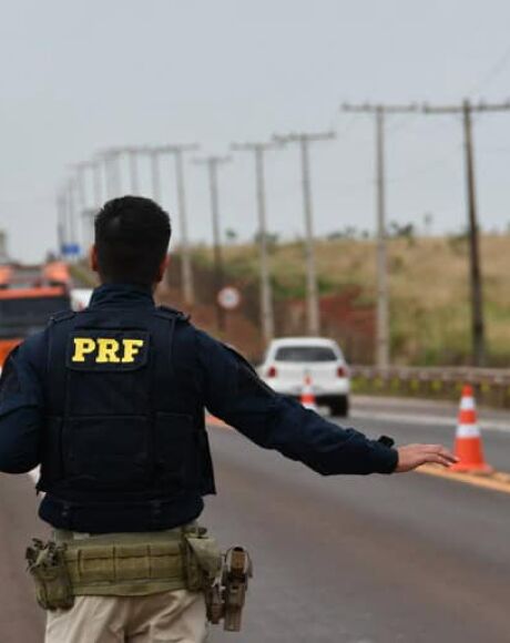 PRF prende homem com documento falso e dois mandados de pris&atilde;o na BR-267, em MS
