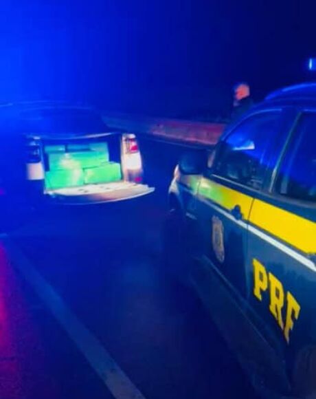 Motorista tenta fugir da PRF com 495 kg de maconha em ve&iacute;culo roubado, mas &eacute; detido
