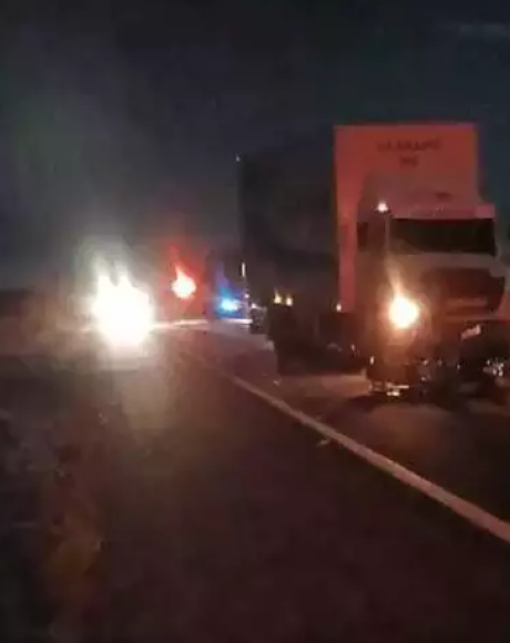 Motociclista de 27 anos morre ap&oacute;s colis&atilde;o frontal com caminh&atilde;o na BR-060
