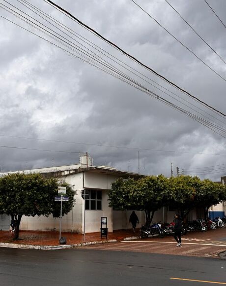 A semana come&ccedil;ou com o tempo completamente fechado e clima de inverno em Coxim