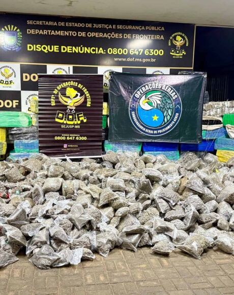 Caminh&atilde;o roubado &eacute; apreendido com mais de 2,7 toneladas de drogas em Dourados
