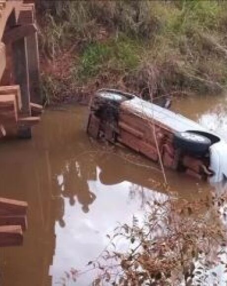 M&atilde;e e filha morrem em acidente ap&oacute;s carro cair em rio de MS