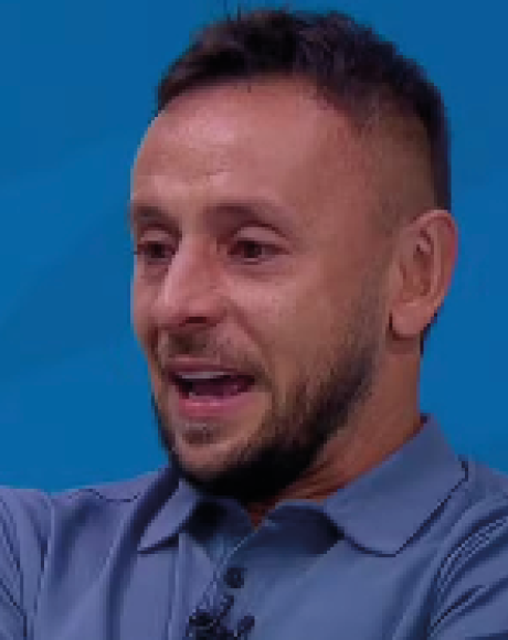 Rafinha anuncia aposentadoria e chora: "Sem arrependimento, mas com cora&ccedil;&atilde;o partido"