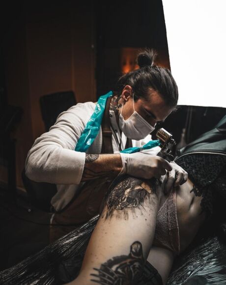                   CFM pro&iacute;be uso de anestesia geral para tatuagens 