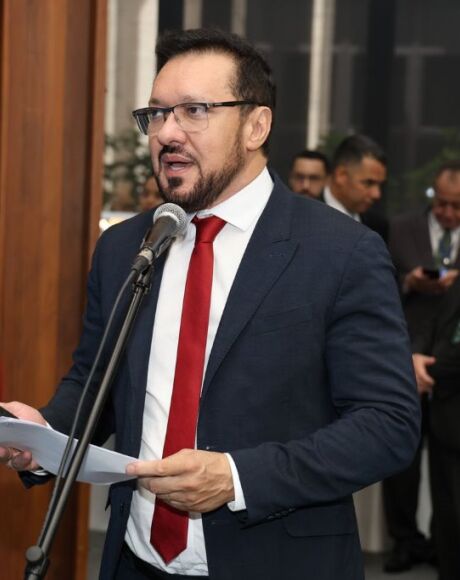 Projeto determina que unidades de sa&uacute;de e
escolas informem sobre o v&iacute;cio em internet
