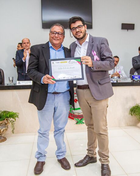Vereador Yhgor Chagas entrega mo&ccedil;&atilde;o de congratula&ccedil;&atilde;o ao secret&aacute;rio de Educa&ccedil;&atilde;o Professor Valter 