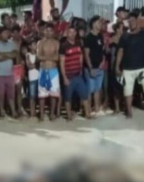 Moradores revoltados com feminic&iacute;dio invadem delegacia e matam autor
