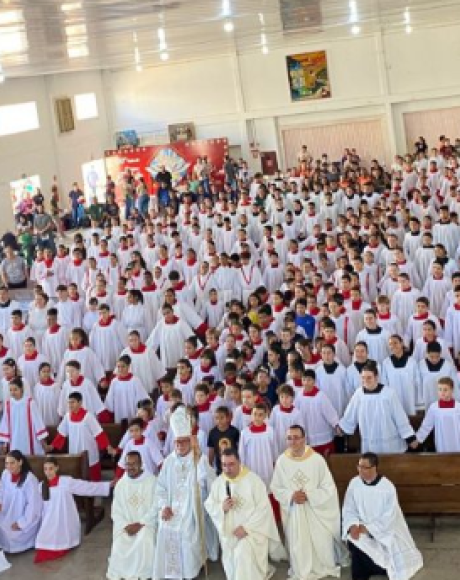 Coxim se torna palco de f&eacute; e uni&atilde;o ao receber mais de 600 coroinhas e ac&oacute;litos em encontro diocesano