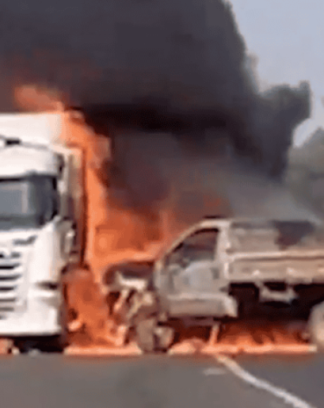 Colis&atilde;o frontal entre carreta e caminhonete causa inc&ecirc;ndio e interdi&ccedil;&atilde;o na MS-377 em Inoc&ecirc;ncia
