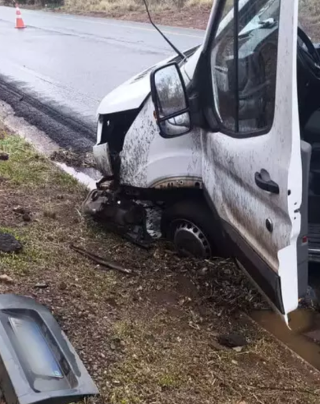 Van aquaplana e capota na BR-163 durante chuva, deixando dois feridos leves
