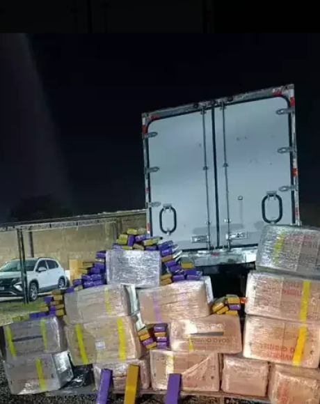 Caminhoneiro &eacute; preso com 923 kg de maconha em mudan&ccedil;a de militar do Ex&eacute;rcito
