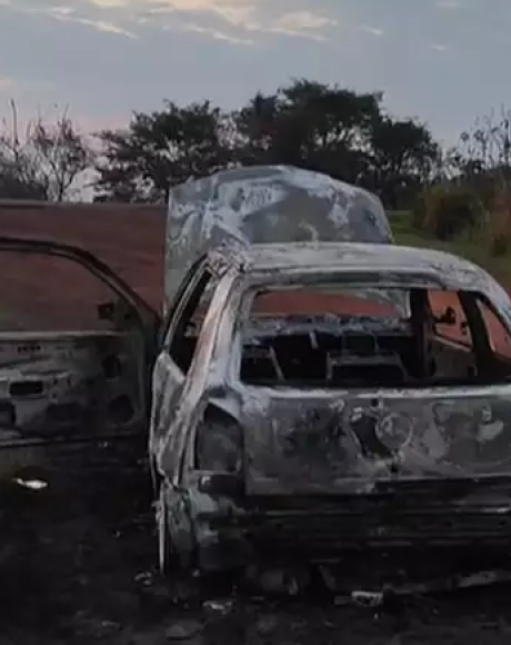 Irm&atilde;os s&atilde;o presos suspeitos de homic&iacute;dio ap&oacute;s corpo carbonizado ser encontrado em carro na BR-163
