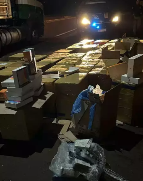 PRF apreende caminh&atilde;o com mais de 2,4 mil celulares e notebooks escondidos em carga de sucata em MS
