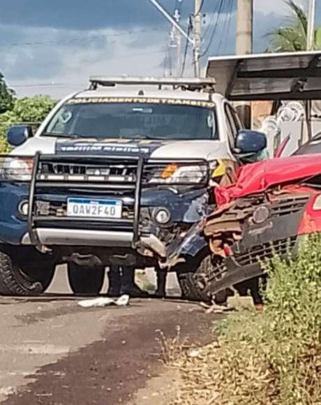 Durante acompanhamento t&aacute;tico a motociclista, viatura do Gtran se envolve em colis&atilde;o com carro