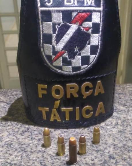 Homem &eacute; detido com muni&ccedil;&otilde;es ap&oacute;s abordagem da For&ccedil;a T&aacute;tica em Coxim

